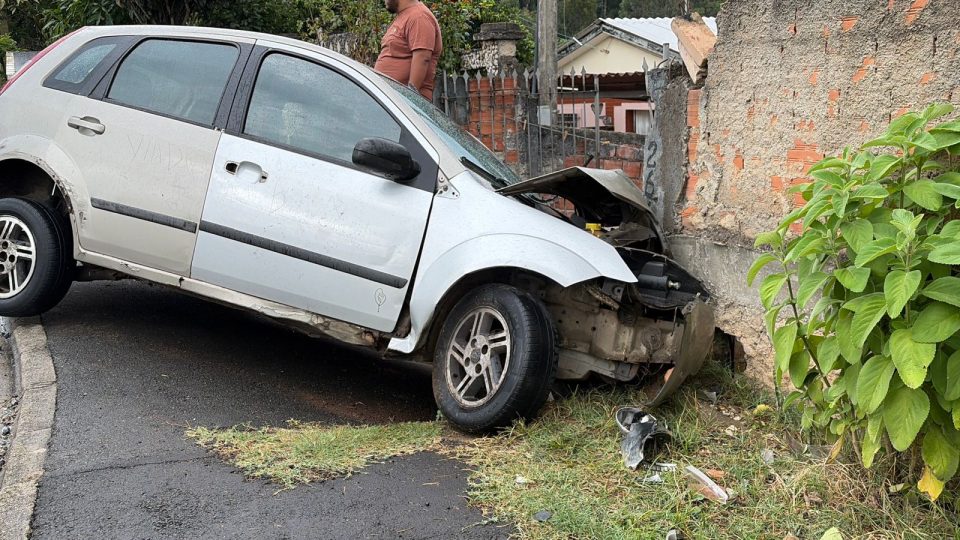 Imagem mostra carro que bateu contra muro de casa. O acidente aconteceu em Almirante Tamandaré, na Região Metropolitana de Curitiba (RMC)