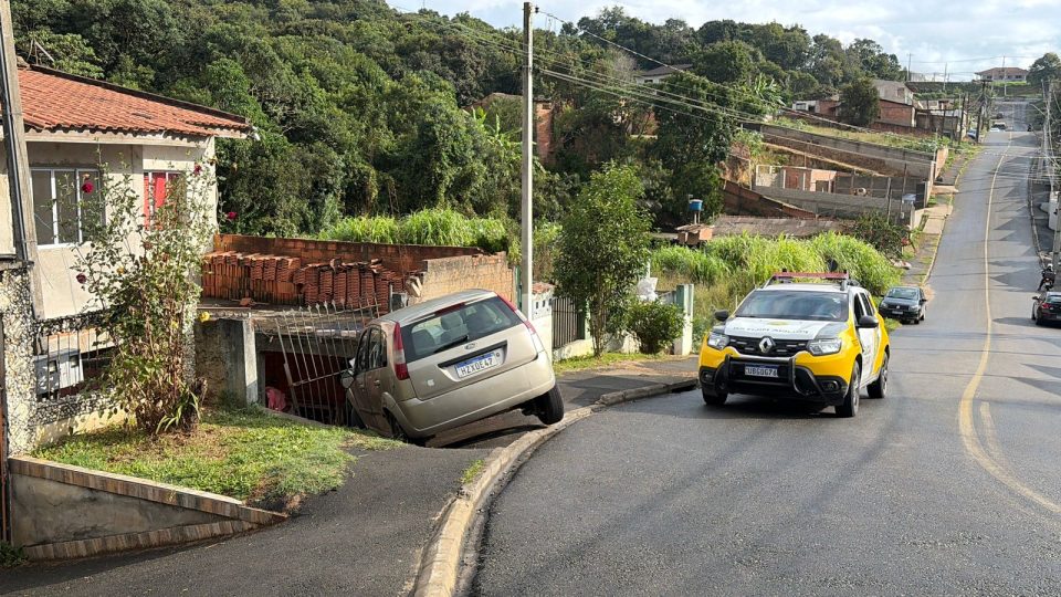 Imagem mostra carro que bateu contra muro de casa. O acidente aconteceu em Almirante Tamandaré, na Região Metropolitana de Curitiba (RMC)
