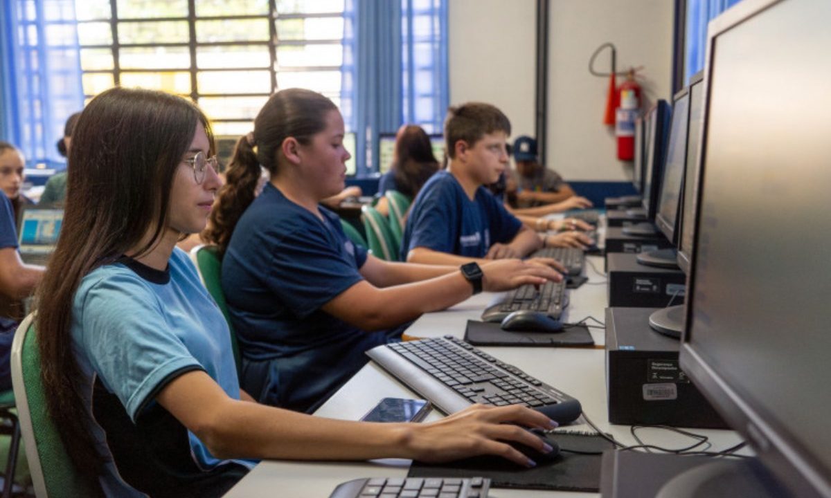 Foto alunos mexendo no computador em escola; prazo para cadastro na Carteira de Trabalho Digital termina nesta quinta