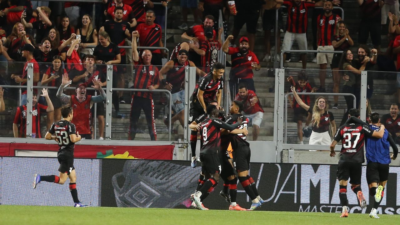 Jogadores do Athletico comemoram gol na Arena da Baixada