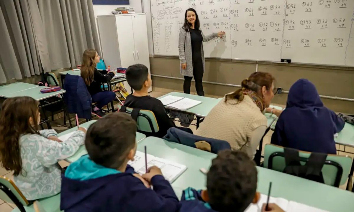 Foto de sala de aula com professora e alunos; imagem usada para ilustrar matéria sobre o concurso-'Enem dos Professores' 2026