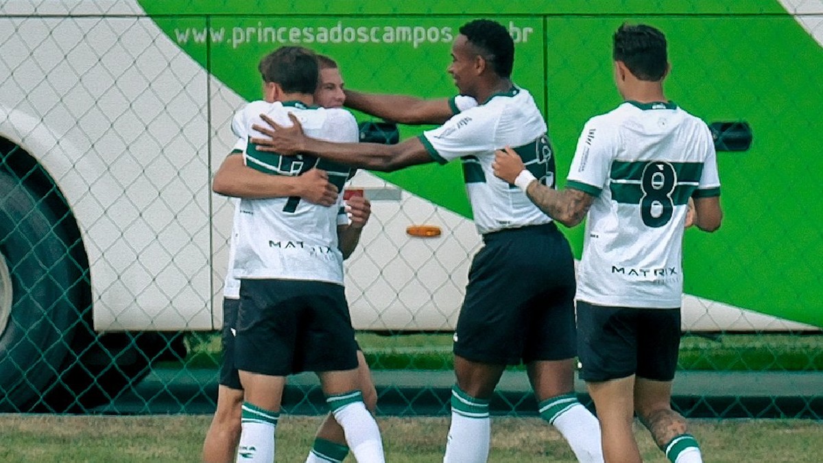Jogadores do Coritiba comemoram gol no Brasileirão sub-20