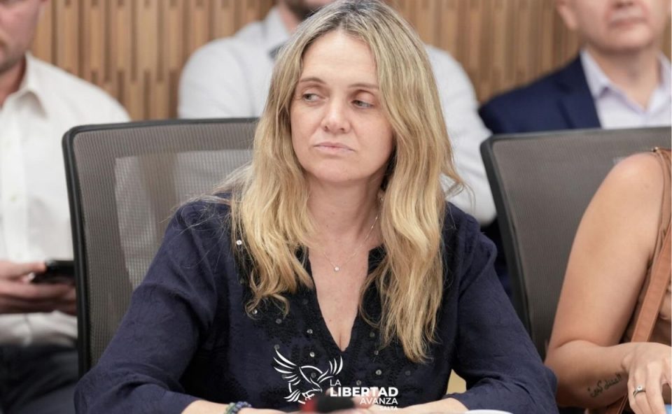 Imagem mostra a deputada argentina Gabriela Flores sentada em plenário. Ela deu passagens do Congresso para o filho utilizar em viagens pessoais