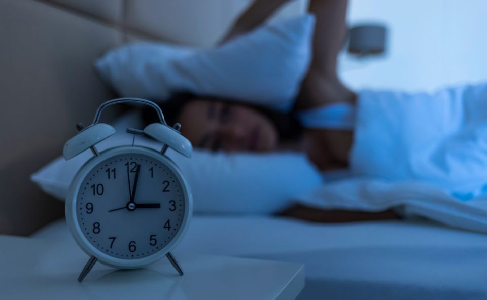 foto de uma pessoa tentando dormir para ilustrar a nova regra da lei do silencio 