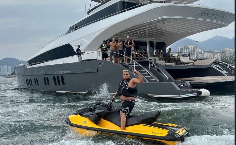 Foto de MC Ryan SP em lancha no mar; erros de português do cantor viralizaram nas redes sociais após prisão
