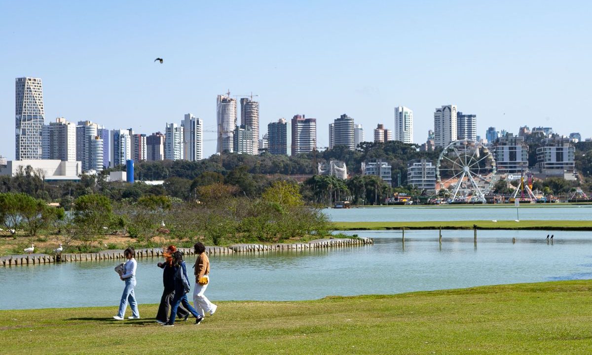 foto do parque barigui em um dia de sol para ilustrar a previsão do tempo antes da chegada de frente fria