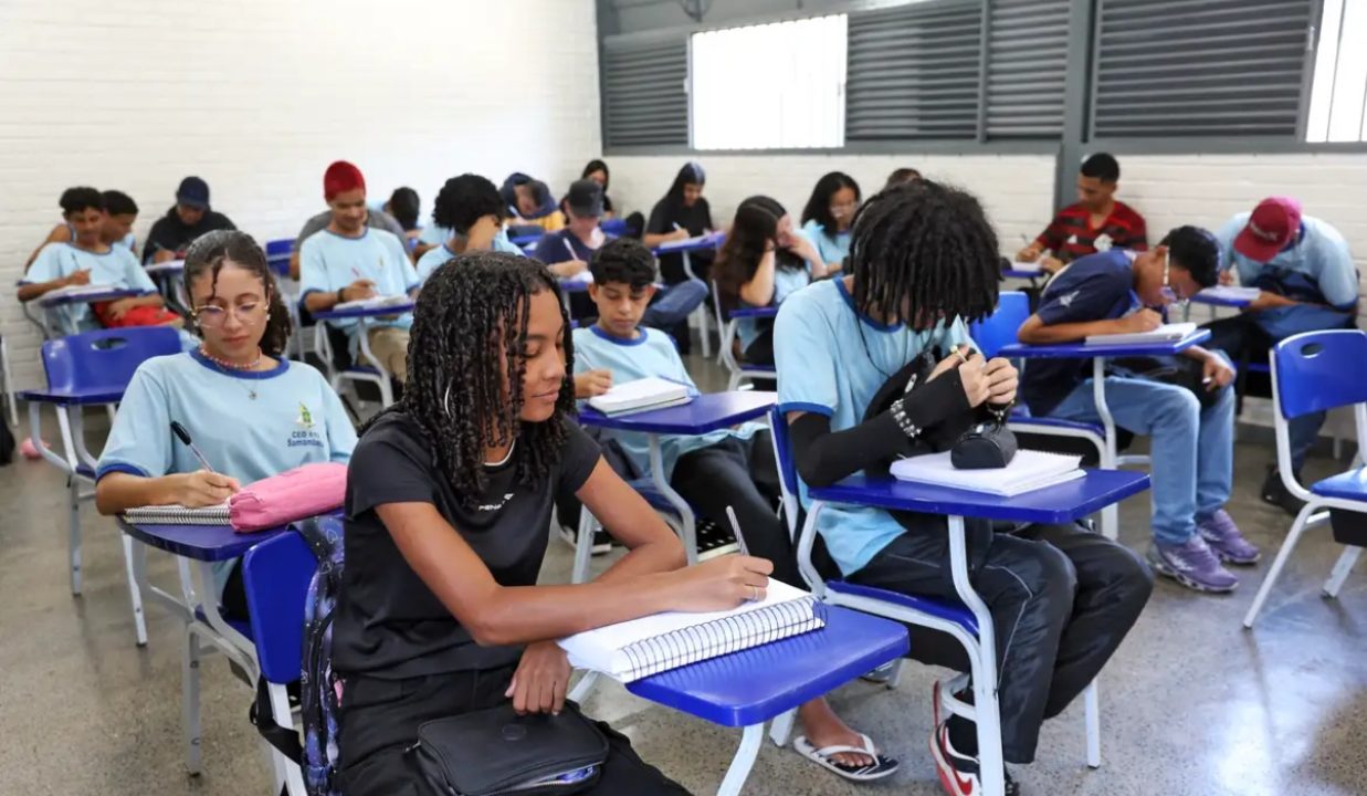Foto de estudantes em sala de aula; imagem para ilustrar matéria sobre a lista de espera do Fies 2026