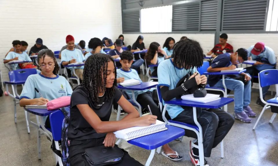 Foto de estudantes em sala de aula; imagem para ilustrar matéria sobre a lista de espera do Fies 2026