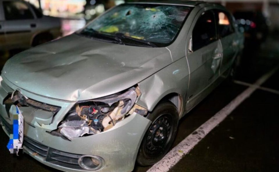 Carro destruído de homem da Bahia após confusão no Paraná envolvendo mulher casada em Maringá