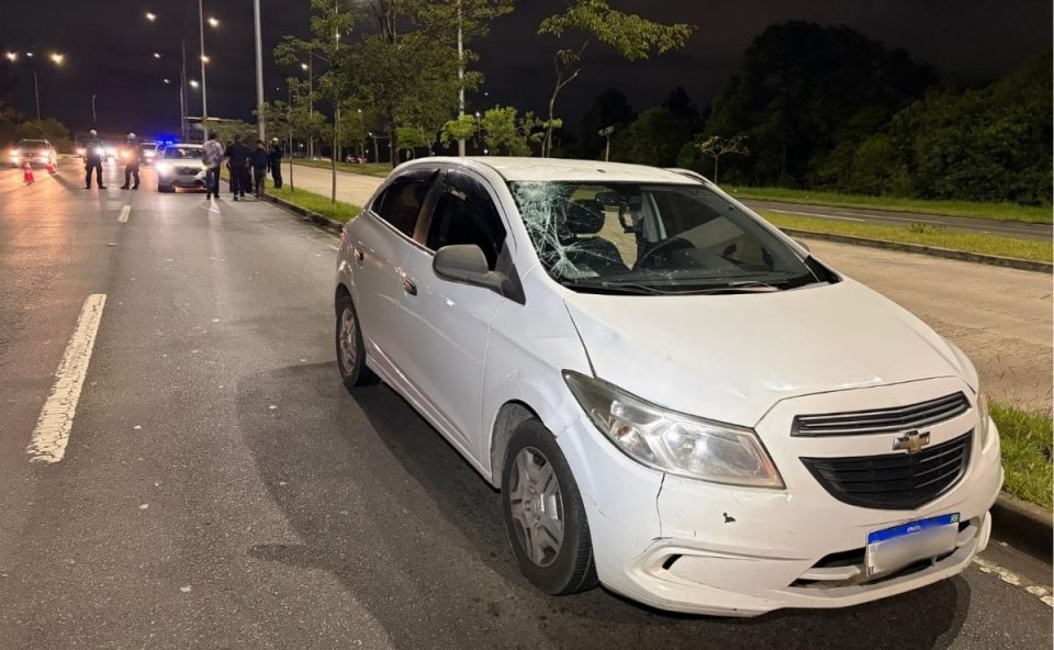 Carro com parabrisa quebrado no canto direito inferior. Ele está parado numa rua. Um homem de 63 anos foi atropelado na Linha Verde, em Curitiba