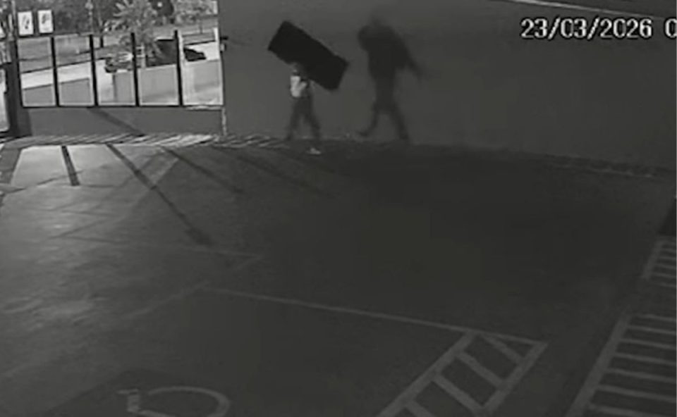 Homem aparcee em imagem de câmera de segurança levando uma televisão. Ela invadiu dois comércios no Água Verde no mesmo dia