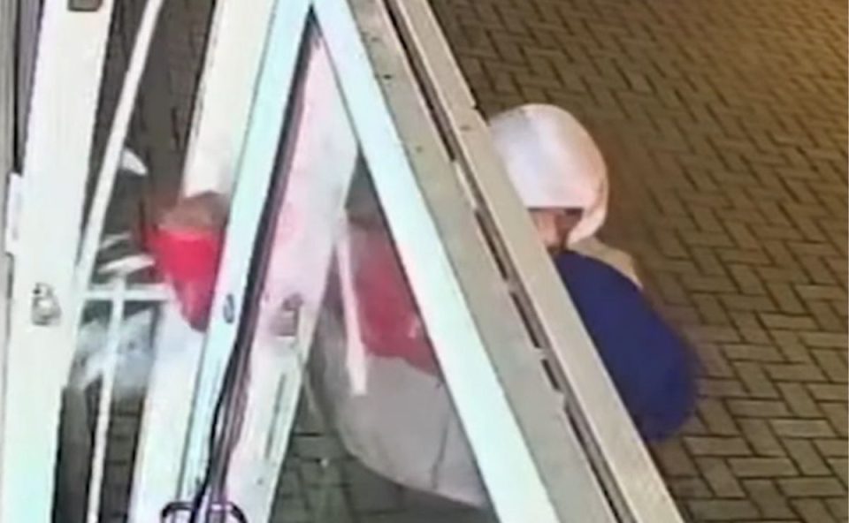 Homem aparece em imagem de câmera de segurança quebrando o vidro de um portão. Ela invadiu duas lojas no bairro Água Verde na mesma madrugada