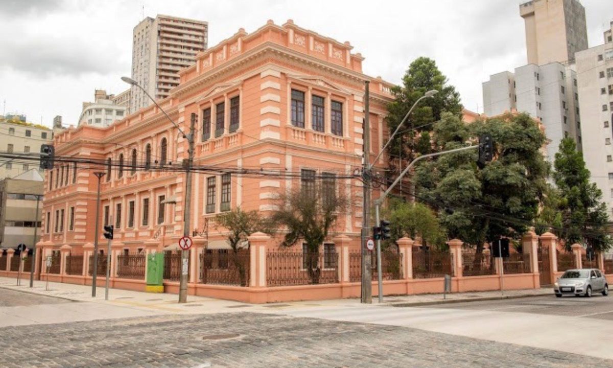 Foto da fachada do “casarão” do Instituto Erasmo Pilotto, escola histórica de Curitiba; imagem usada para ilustrar matéria sobre aniversário de 150 anos do instituto