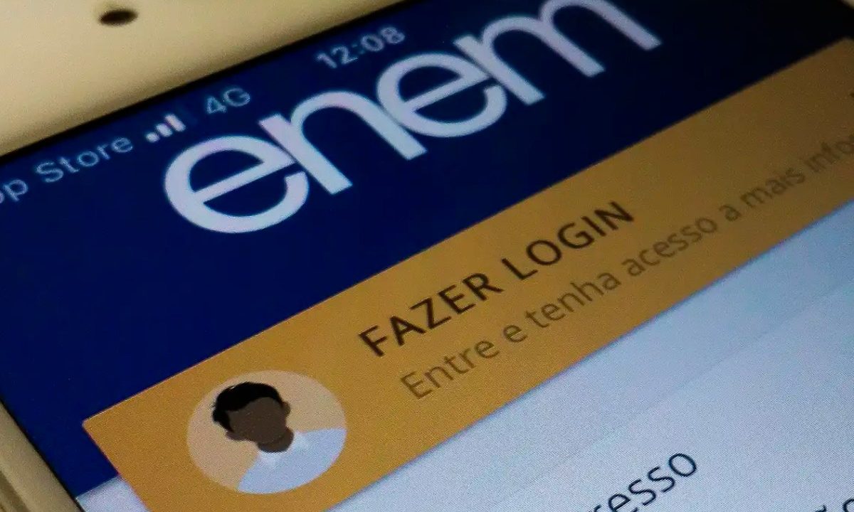 Foto da tela de um celular entrando na Página do Participante. Imagem ilustrativa para matéria sobre o encerramento do prazo de solicitação de isenção do Enem 2026.