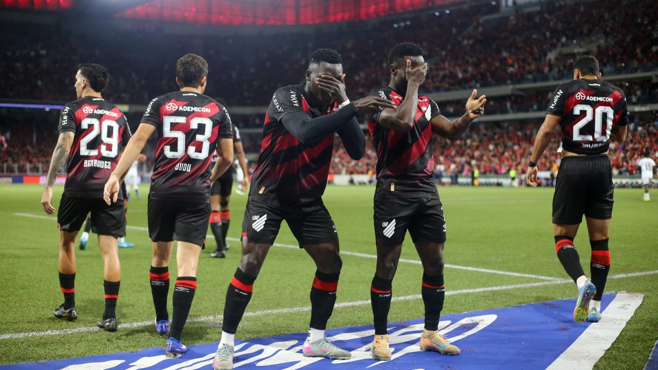 Jogadores do Athletico comemoram gol na Arena da Baixada