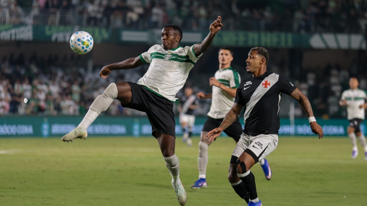 Lance de Coritiba x Vasco, pelo Brasileirão