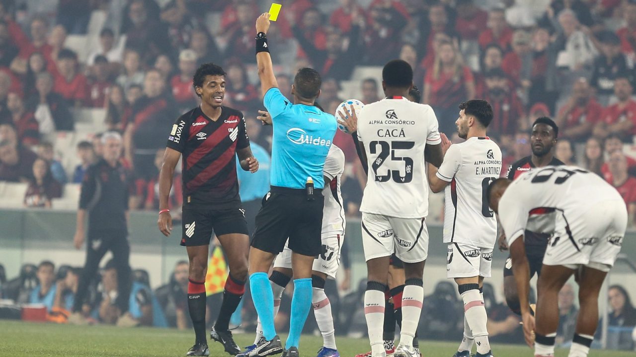 Luiz Gustavo é advertido com cartão amarelo pela arbitragem em Athletico x Vitória, pelo Brasileirão