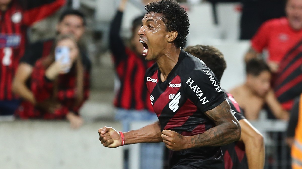 Luiz Gustavo comemora gol em Athletico x Vitória