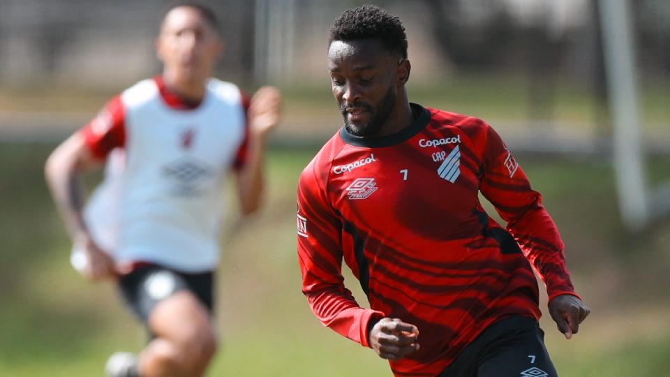 Mendoza em treino do Athletico no CT do Caju