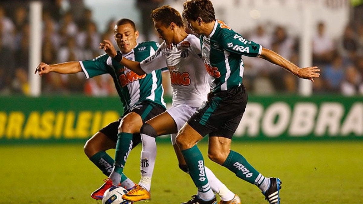 Lance de Santos x Coritiba, pelo Brasileirão 2011, com Léo Gago e Tcheco marcando Neymar