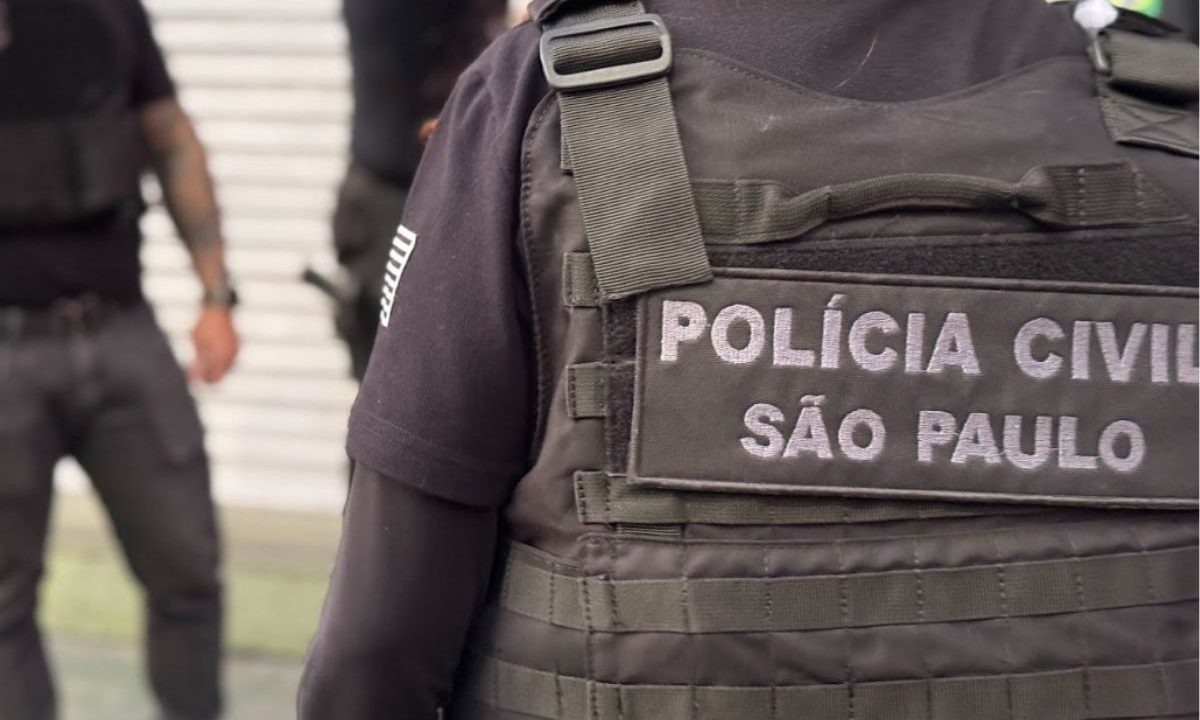 Policial civil de São Paulo uniformizado e de costas. A Polícia de São Paulo usou IA para fazer um relatório e a Justiça rejeitou o material como prova