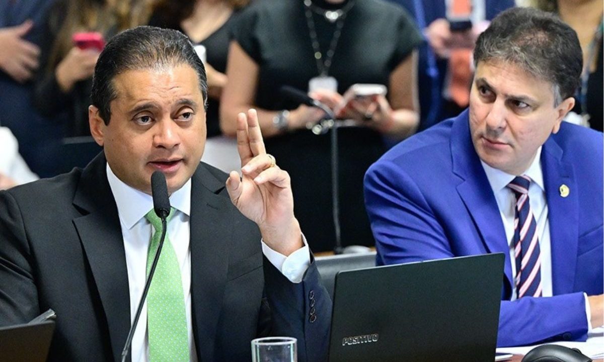 Senador Weverton Rocha falando ao lado do senador Camilo Santana no plenário. Rocha apresentou à CCJ uma parecer favorável à indicação de Jorge Messias ao STF.