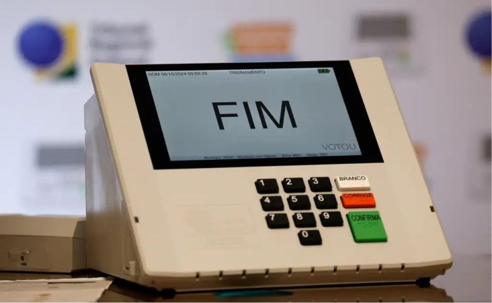 Urna eleitoral com a palavra "fim" na tela. Termina em 6 de maio o prazo para regularizar a situação eleitoral e votar nas eleições de 2026
