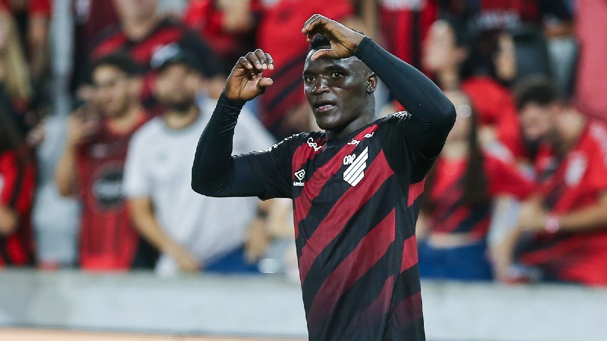 Viveros comemora gol em Athletico x Vitória, pelo Brasileirão