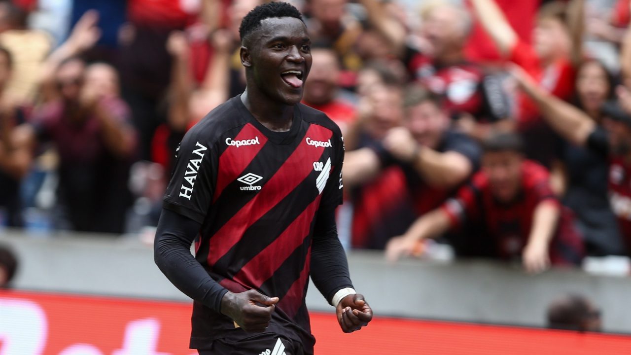 Viveros comemora gol pelo Athletico no Brasileirão