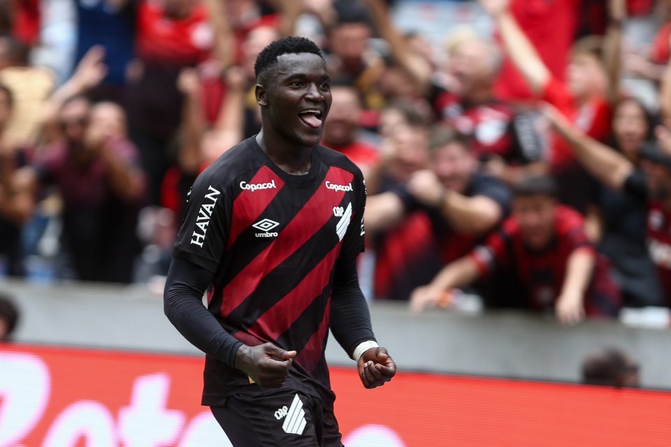 Viveros comemora gol pelo Athletico no Brasileirão