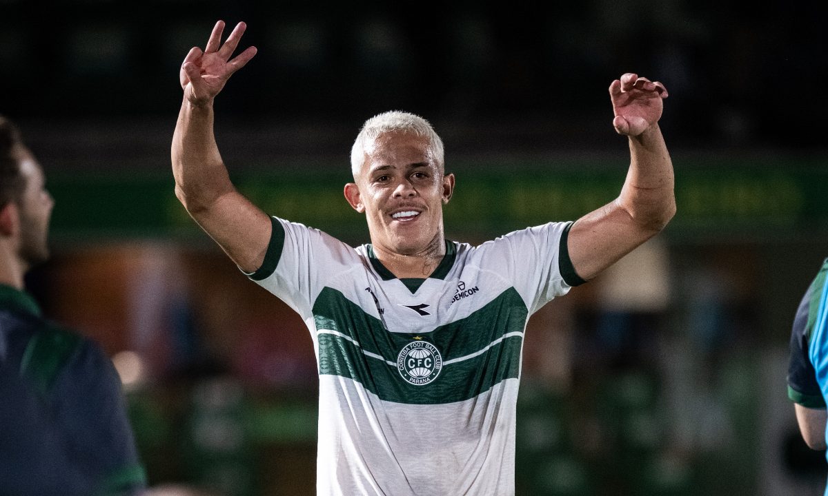 Foto de Wallisson com a camisa do Coritiba