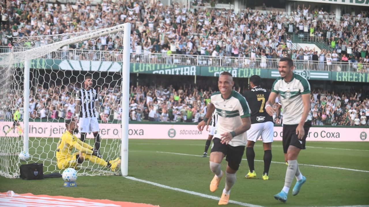 Breno Lopes comemora gol do Coritiba sobre o Atlético-MG.
