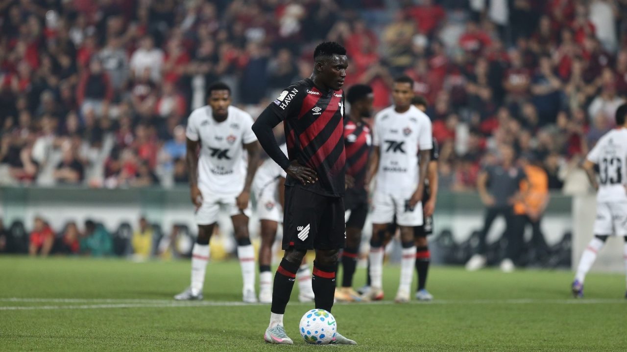 Kevin Viveros em Athletico x Vitória.