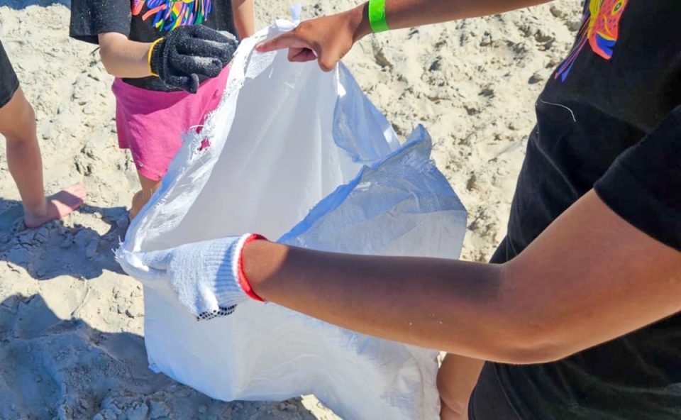 crianças de araucária conheceram o mar e recolheram lixo na praia em ação de educação ambiental em Matinhos