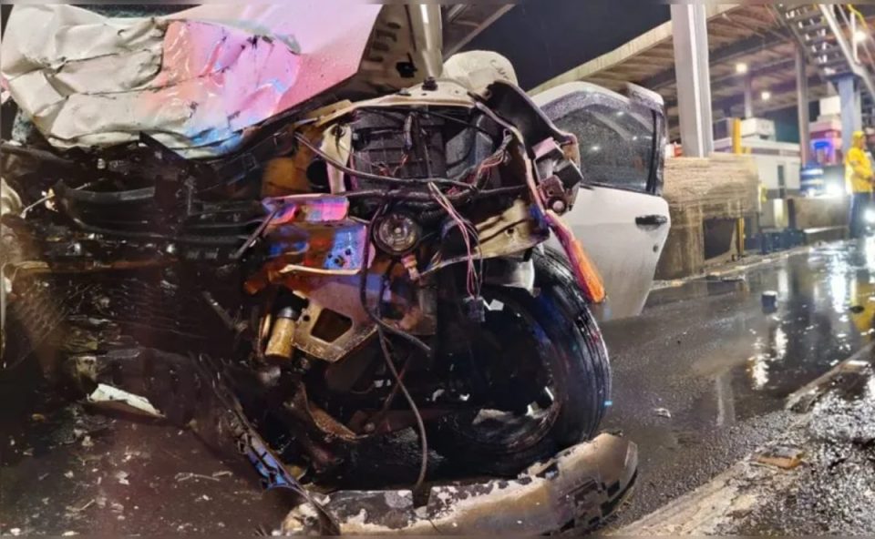 Imagem mostra a frente do carro completamente destruída após um acidente provocado por um adolescente em um pedágio na BR-101, em Santa Catarina.