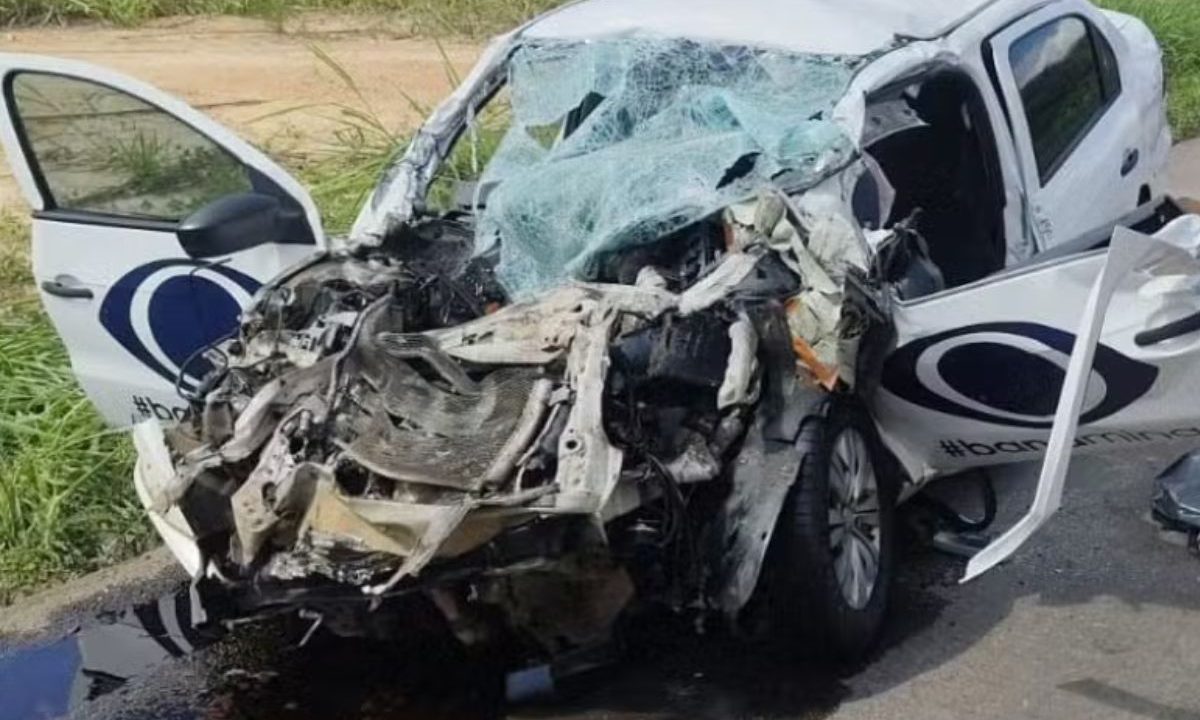 Carro da Band completamente destruído após acidente com caminhão na BR-381