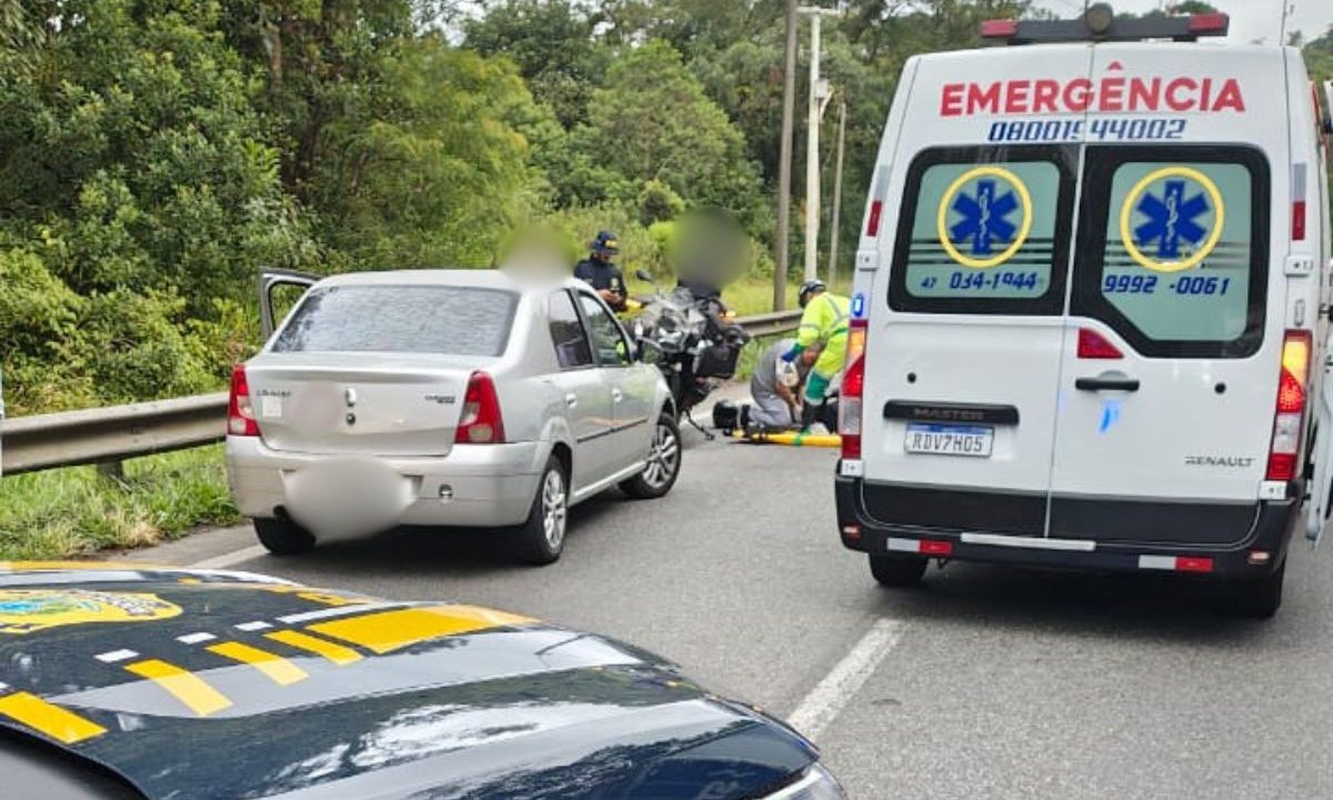 foto do acidente entre moto e carro na BR-376 em Guaratuba
