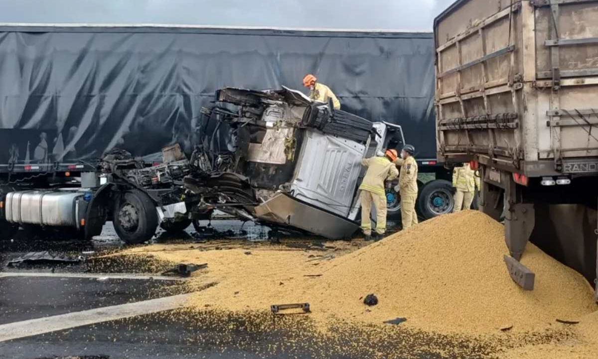 Acidente entre dois caminhões que deixou BR-376 parcialmente interditada
