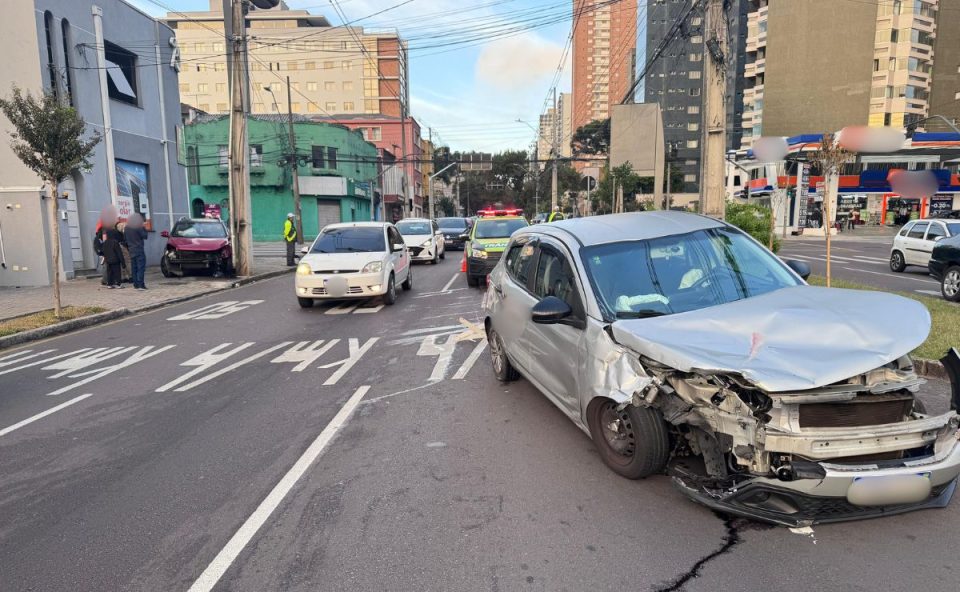 foto do acidente com carro de aplicativo em Curitiba