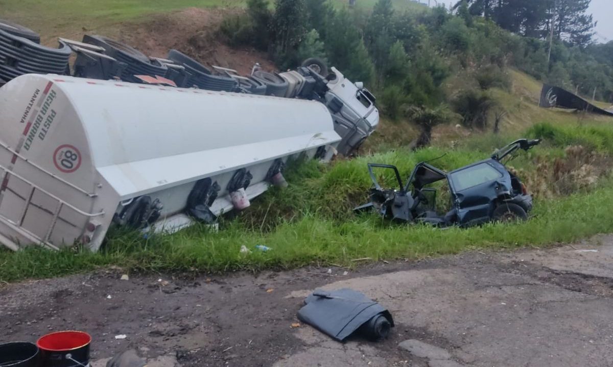 Caminhão e carro caídos ao lado da BR-476 após acidente