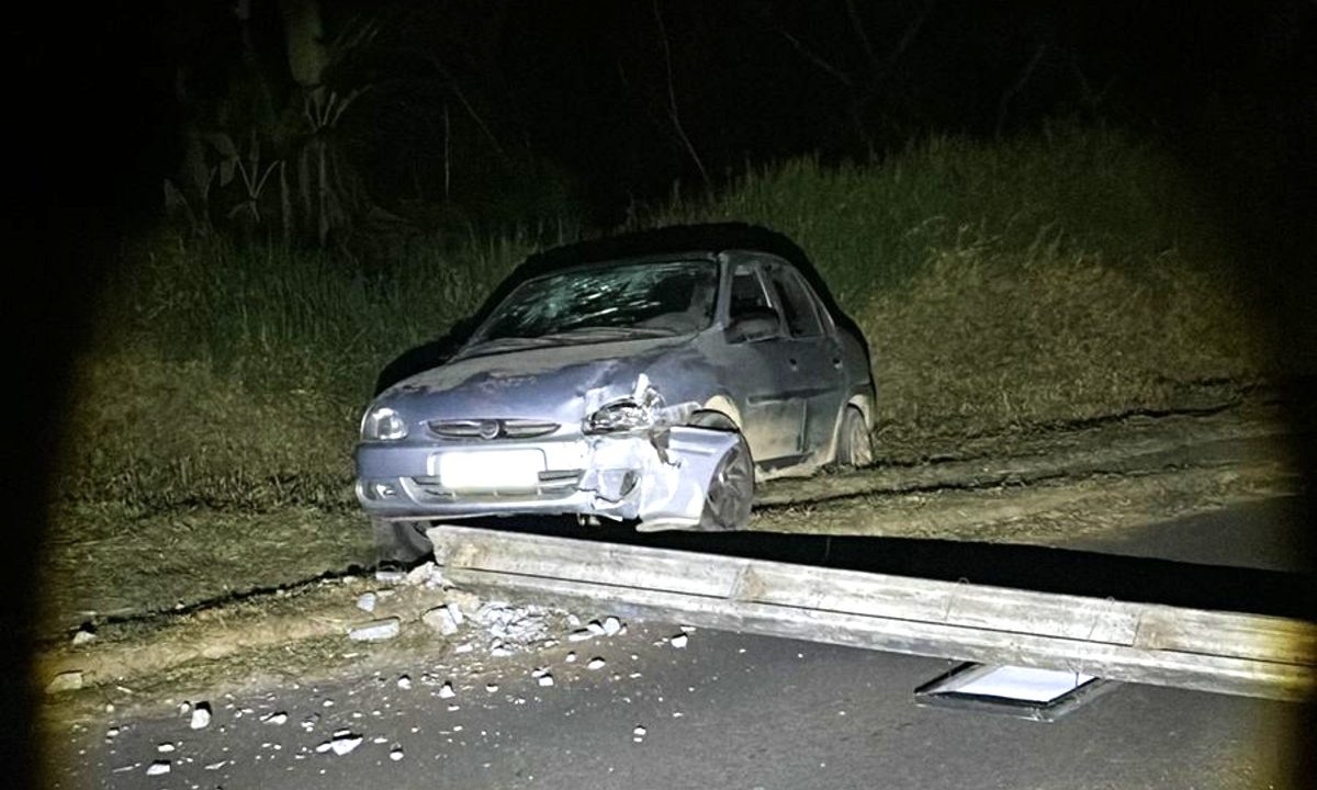 local do acidente mostra carro após motorista derrubar dois postes em almirante tamandaré