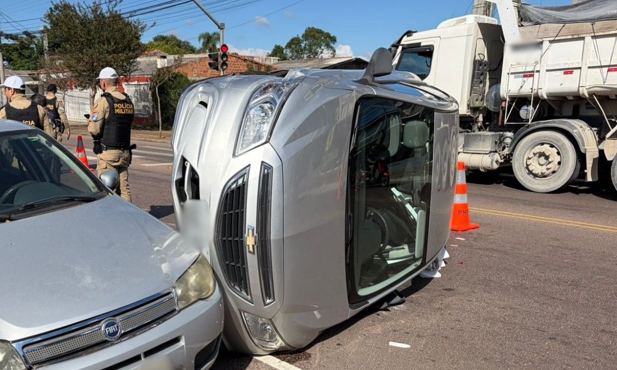 Veículo capotado no meio da rua após acidente entre carros no bairro Barreirinha, em Curitiba.
