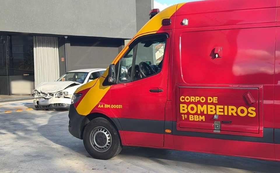 Ambulância do Corpo de Bombeiros em atendimento de ocorrência após acidente entre dois carros no bairro Ahú, em Curitiba.