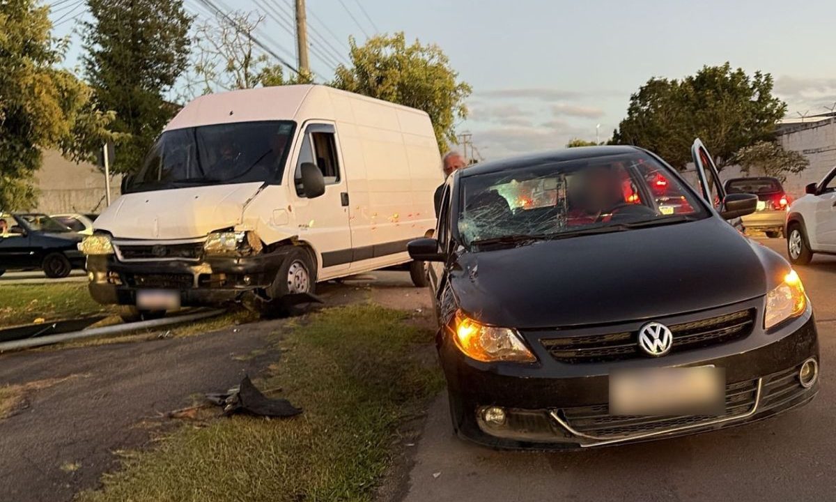 Van e carro Gol após acidente em cruzamento no bairro Hauer, em Curitiba