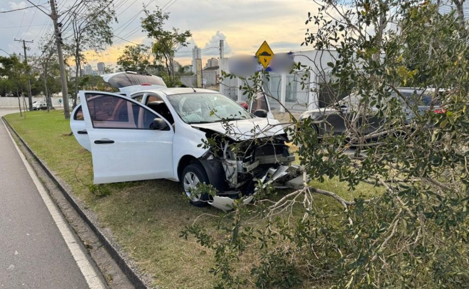Imagem mostra carro após acidente no bairro Jardim Botânico.