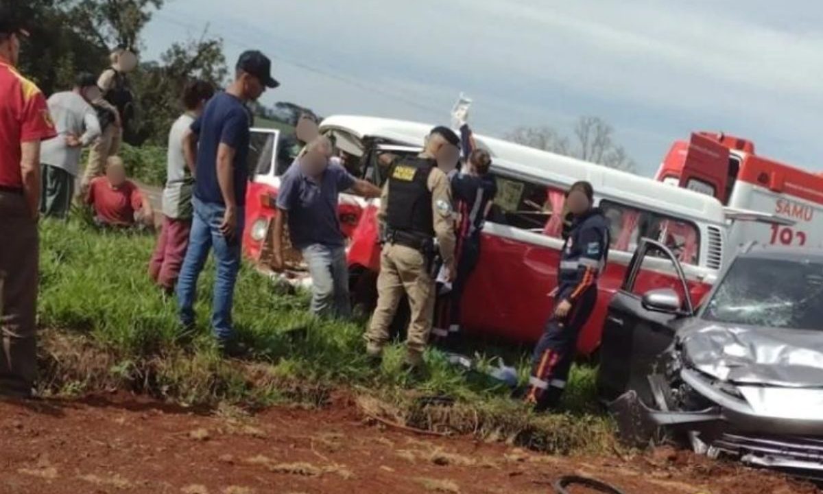 Socorristas atendendo acidente entre Kombi e BYD em estrada de terra