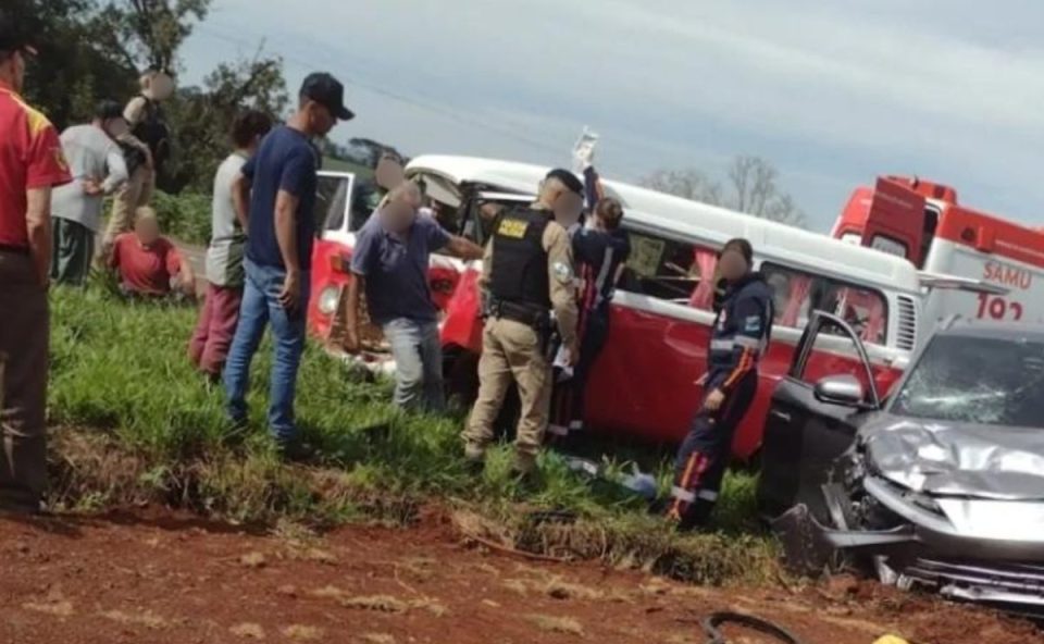 Socorristas atendendo acidente entre Kombi e BYD em estrada de terra