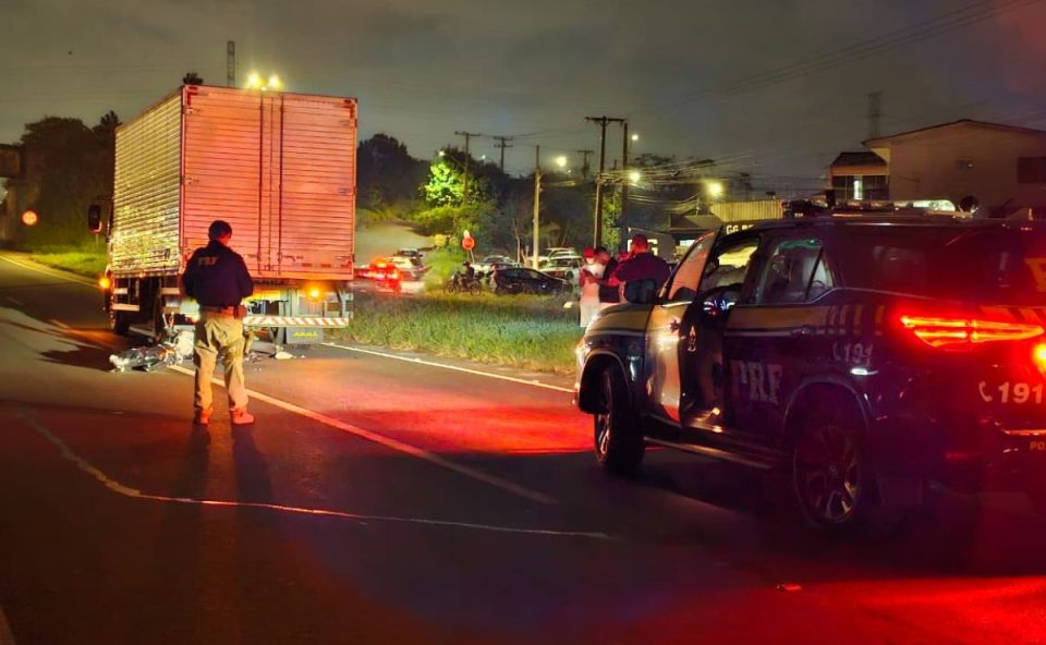 Viatura da PRF no local de acidente com motociclista na Rodovia do Xisto, em Curitiba