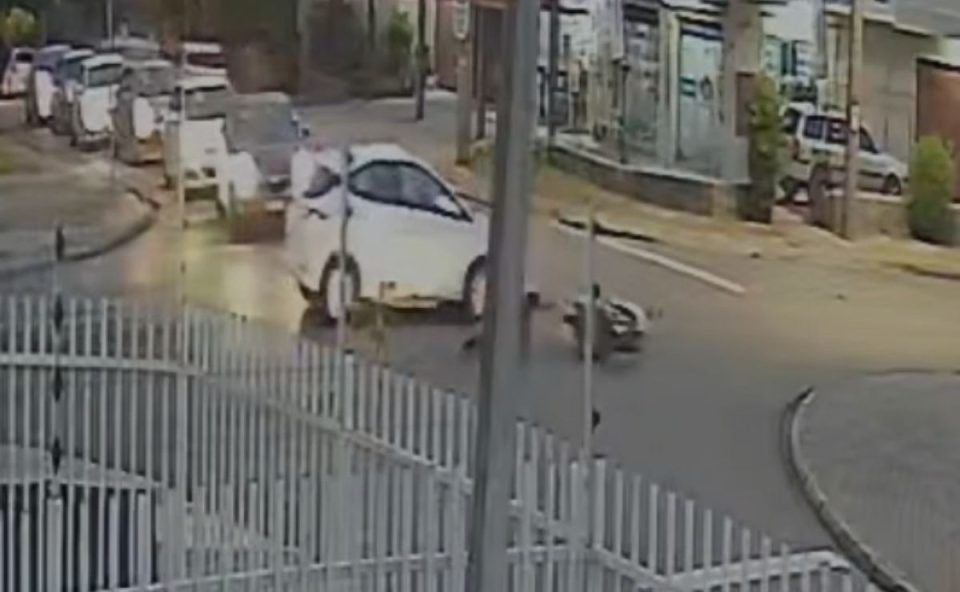 Frame de vídeo mostra momento da colisão entre moto e carro no bairro Portão em Curitiba