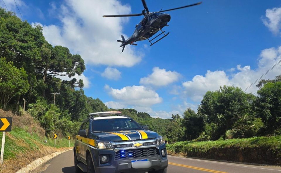Helicóptero sobrevoando viatura da PRF na Estrada da Ribeira